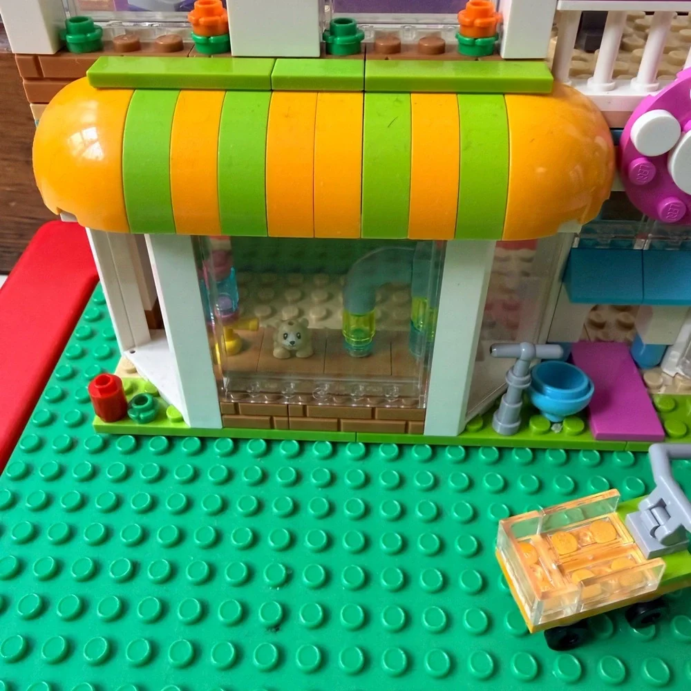 95% complete LEGO Friends Heartlake City Pet Center 41345 with Manuel - Picture 8 of 10